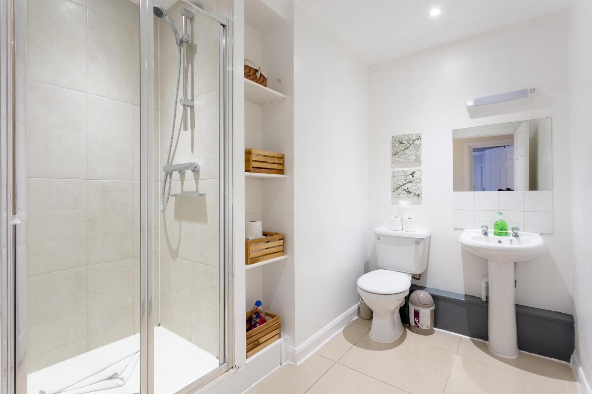 Stylish And Homely 4 Bedroom Home In East London Exterior photo